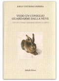 Vedo un coniglio guardarmi dalla neve